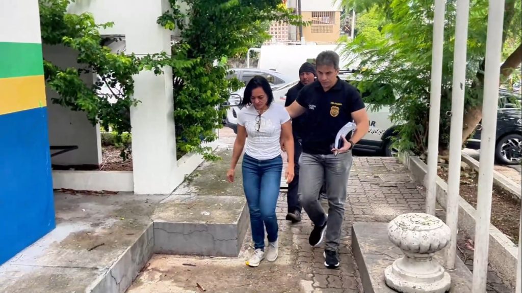 Foto de divulgação da advogada e professora adriana almeida lima investigada na operação erga omnes no amazonas