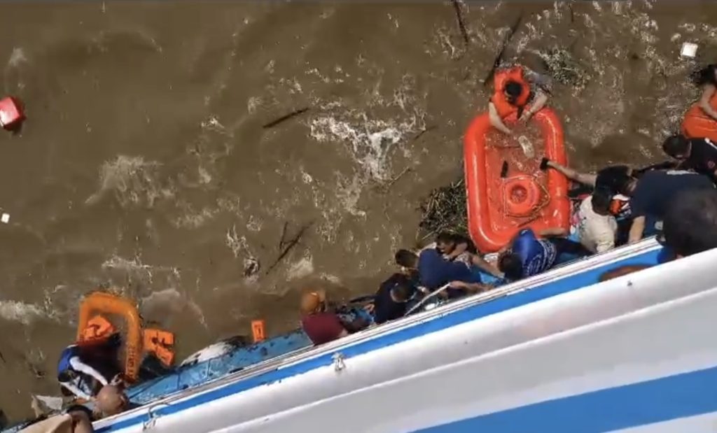 Lancha naufragada no Encontro das Águas em Manaus