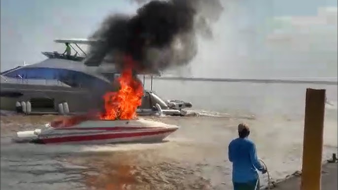 lancha em chamas sendo retirada do hangar por funcionários da marina em belém