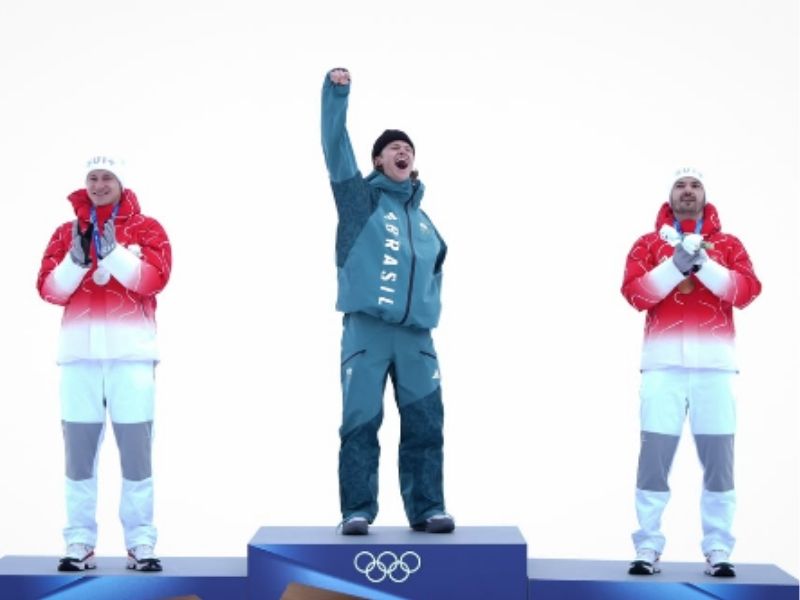 lucas pinheiro braathen comemorando a medalha de ouro nas olimpíadas de inverno