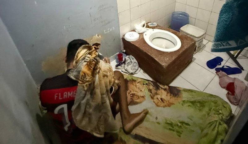 Fachada da delegacia de Novo Aripuanã no interior do Amazonas em condições precárias.