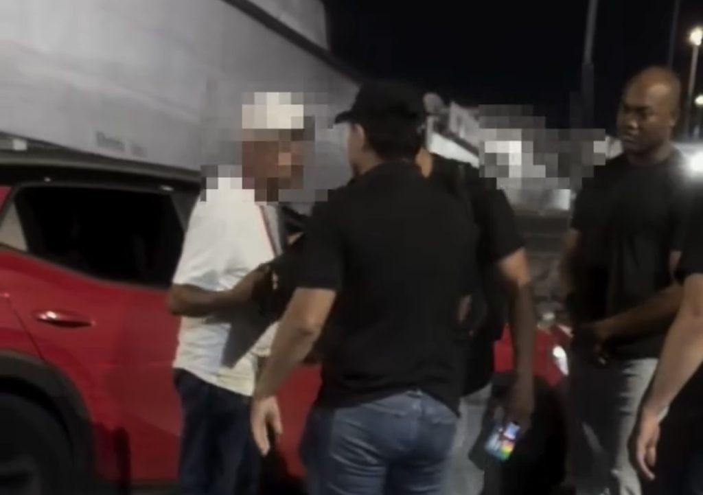 Policial Daniel Lima realiza fiscalização contra flanelinhas no entorno do Sambódromo de Manaus durante o Carnaboi 2026.