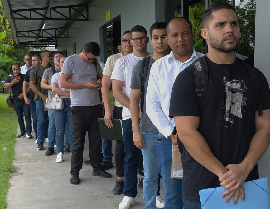 imagem da entrega de documentos para concurso da PMAM