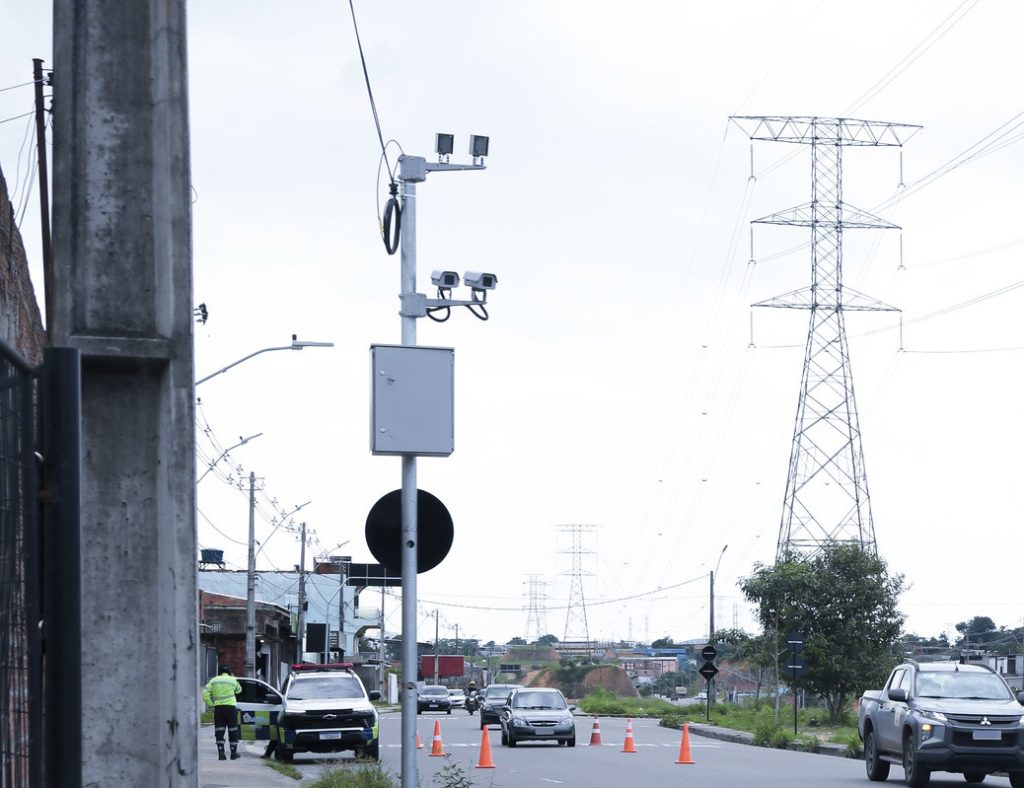 Radar de fiscalização de velocidade em rodovia brasileira para ilustrar novas regras de trânsito