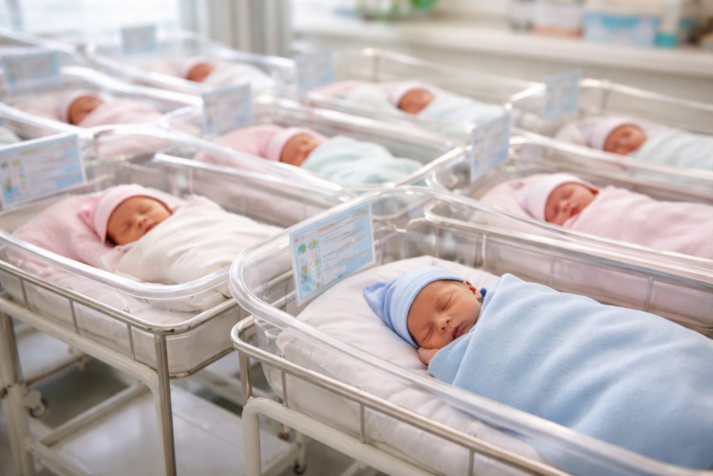 Bebê recém-nascido em ambiente hospitalar representando os dados de natalidade em Manaus
