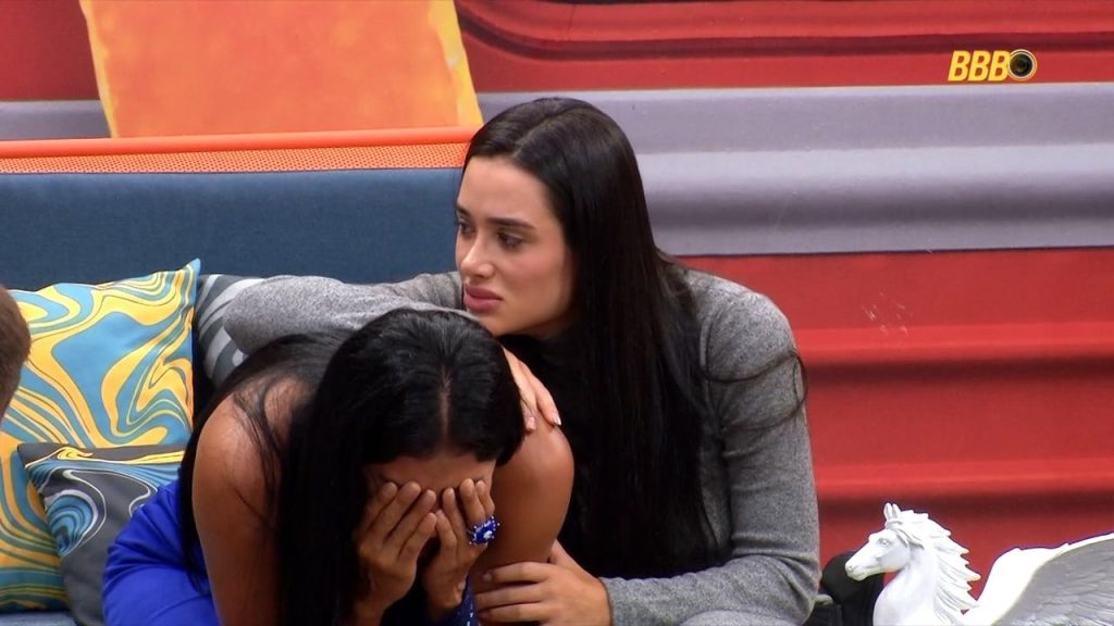 Marciele chora e é amparada por colegas após a eliminação de sua aliada Maxiane no reality show BBB 26