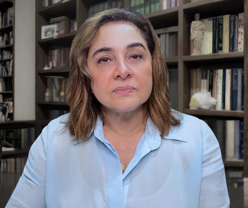 Foto de Maria do Carmo falando sobre a ampliação de delegacias para proteção à infância