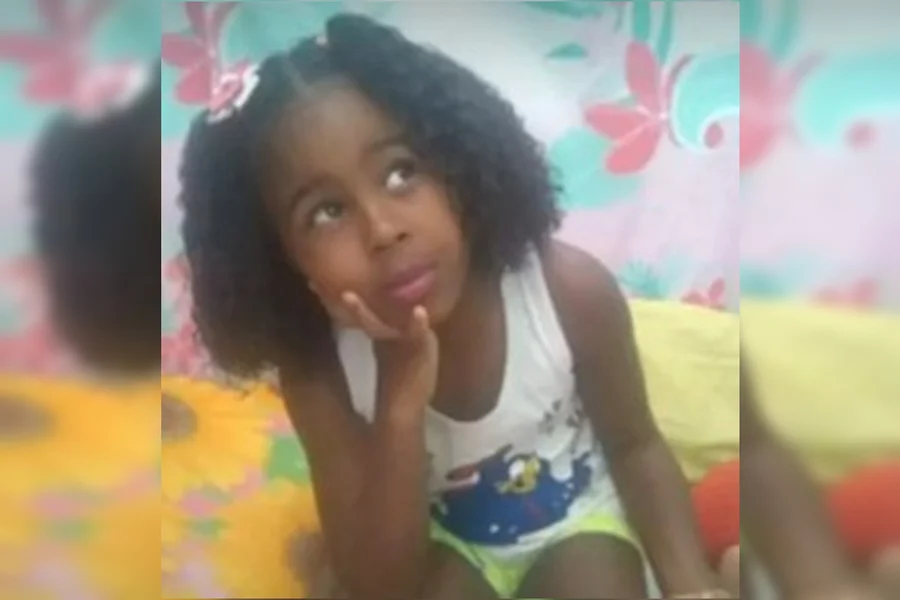 Menina de 10 anos é morta a tiros dentro do carro do pai