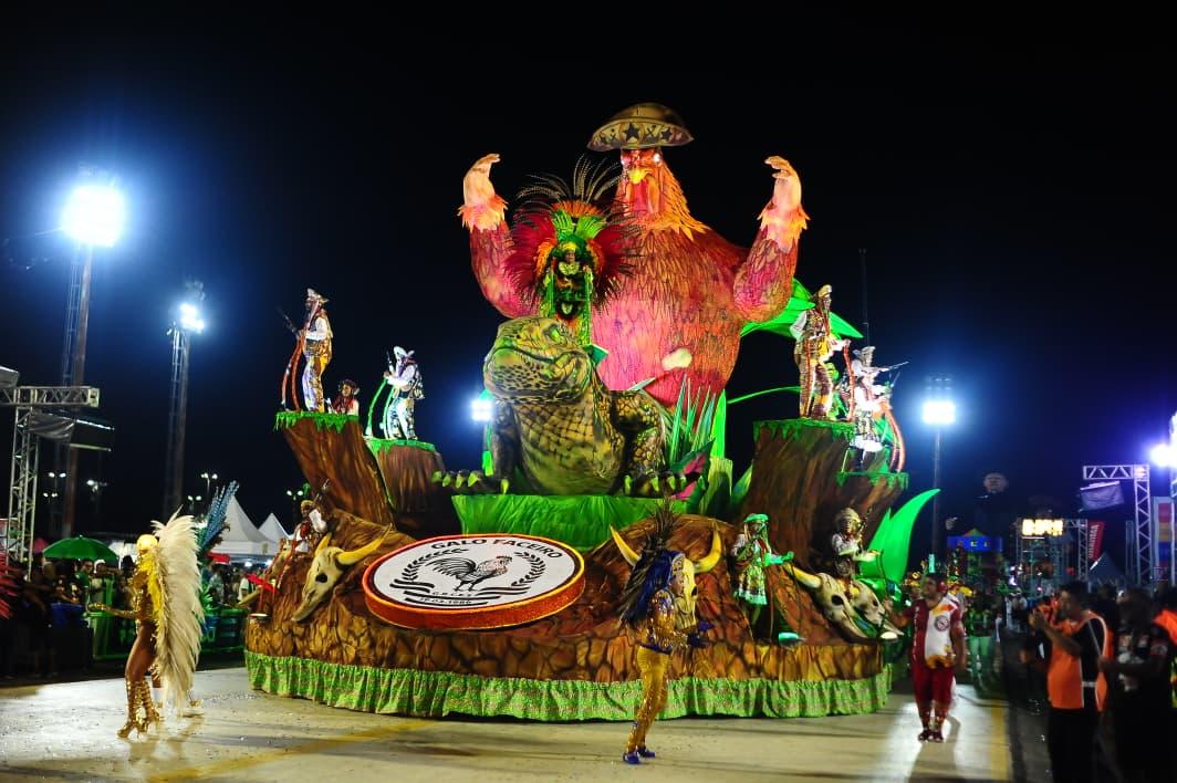 Apresentação da escola A Grande Família no carnaval de 2026 com temática de São João