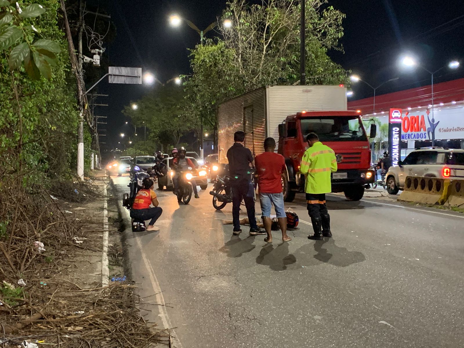 Motocicleta e carro envolvidos em acidente na Avenida Rodrigo Otávio em Manaus