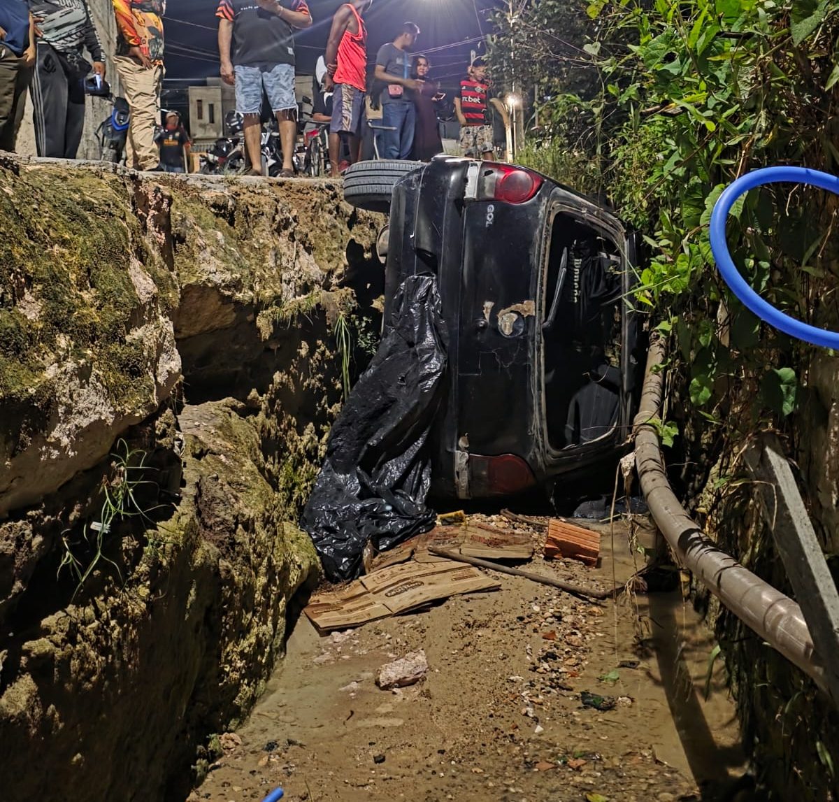 Motorista desvia de moto e carro cai em buraco na zona norte de Manaus; veja vídeo