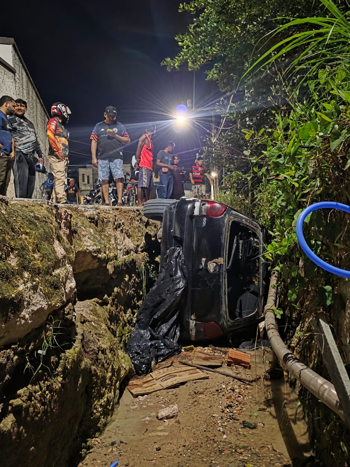 carro gol preto caindo em cratera na rua ceará itaporanga manaus