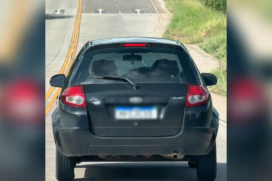 motorista flagrado em ato impróprio enquanto dirige na rodovia