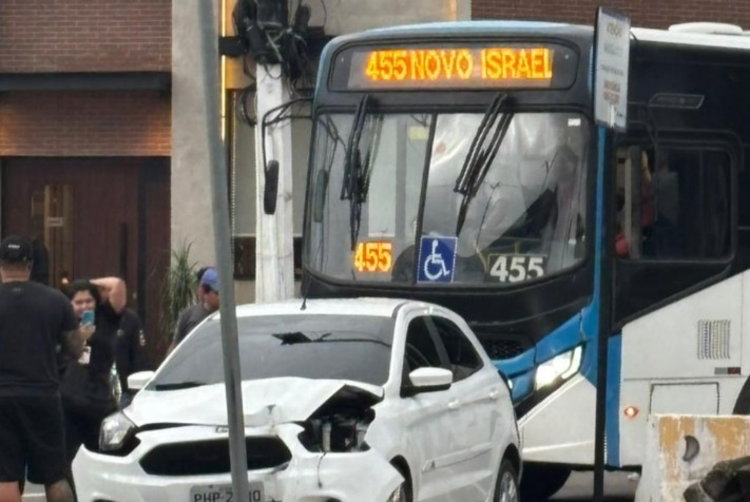 Acidente envolvendo carro e ônibus na Avenida Constantino Nery