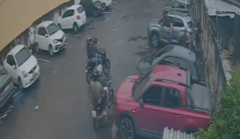 Câmeras de segurança registram momento de assalto a mulheres no estacionamento de uma faculdade em Manaus.