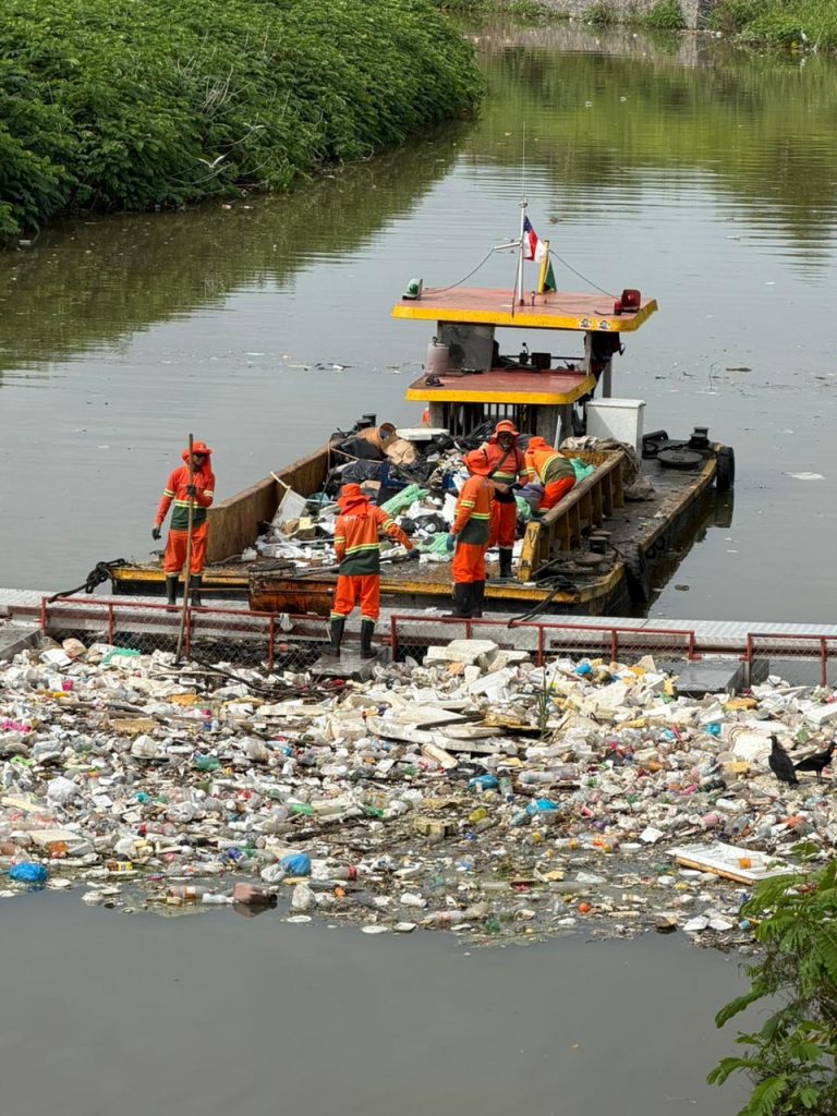 ecobarreira em manaust com resíduos sólidos coletados