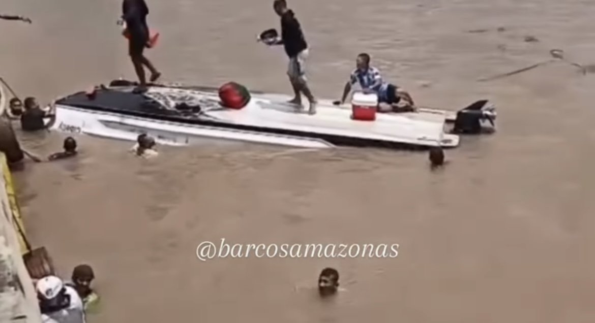 lancha naufragando no rio solimões no amazonas