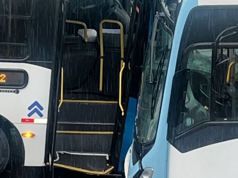 acidente entre dois onibus no bairro da paz em manaus