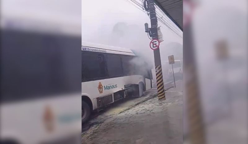 Ônibus do transporte público em chamas na Avenida Constantino Nery em Manaus