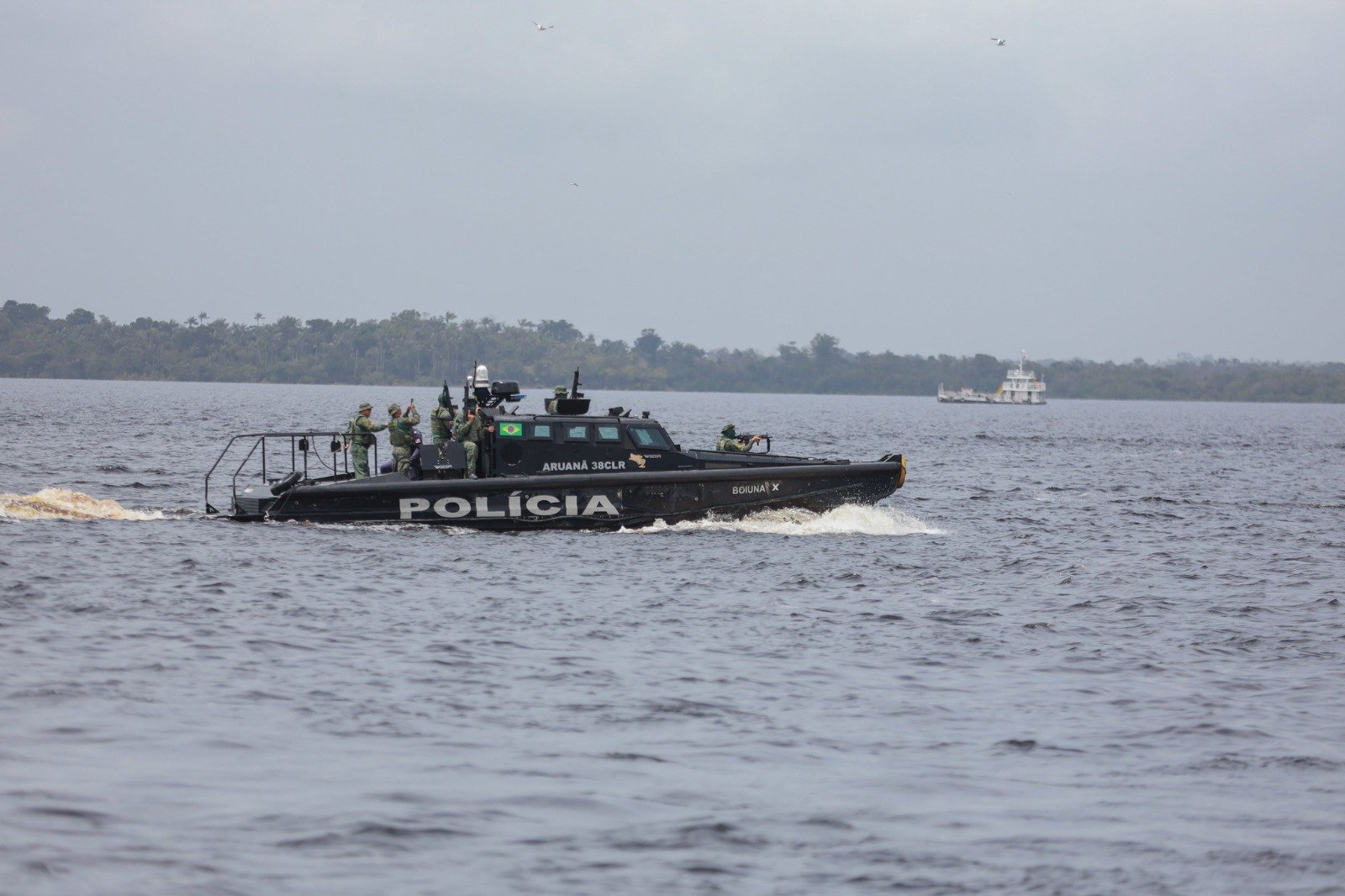 Policiais militares realizando patrulhamento fluvial no Porto de Manaus durante a Operação Impacto.