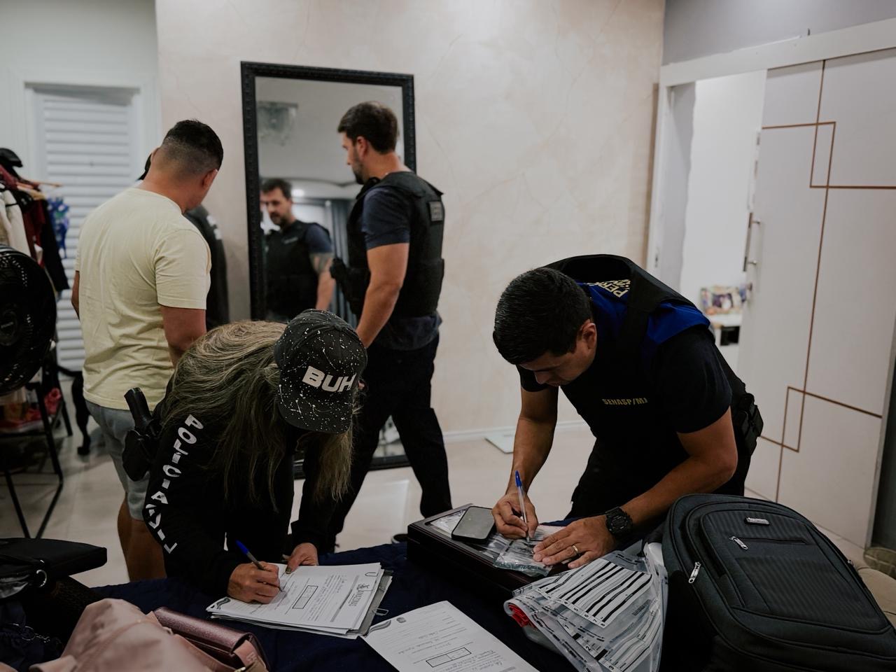 Operação Negócio Turvo da Polícia Civil do Amazonas com apreensões de bens e documentos de organização criminosa em Manaus.
