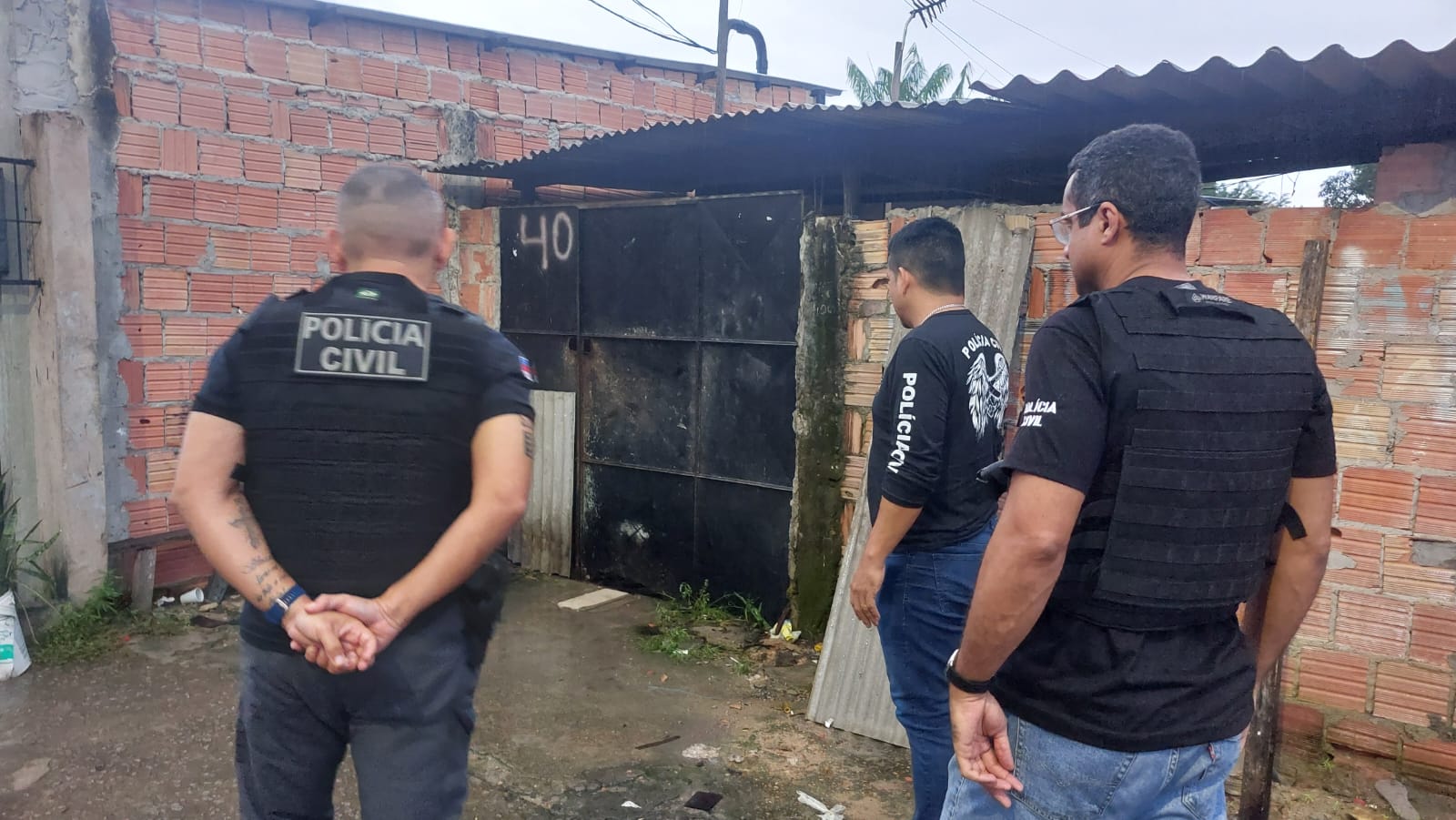 Agentes da Polícia Civil do Amazonas realizando operação contra crimes digitais e exploração infantil na internet