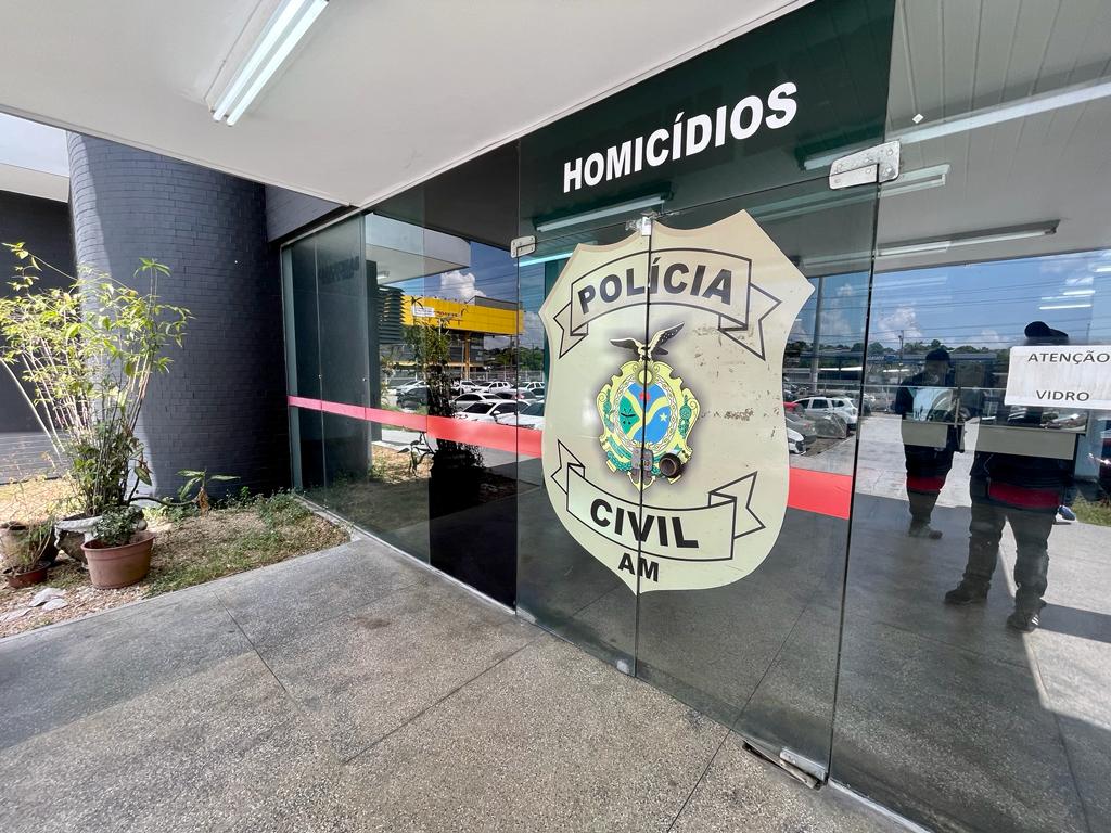 Policial civil encaminha suspeito de homicídio ocorrido no bairro educandos para delegacia em manaus