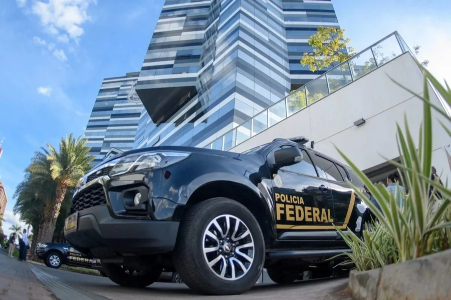 Quatro servidores da Receita Federal e do Serpro são alvos de PF por acessos sem justificativa a dados fiscais de ministros do STF, familiares e do PGR. Autorizada por Alexandre de Moraes, a operação do inquérito 4.781 impõe tornozeleira, afastamento e bloqueio de passaportes. A Receita promete relatório completo das consultas aos sistemas.