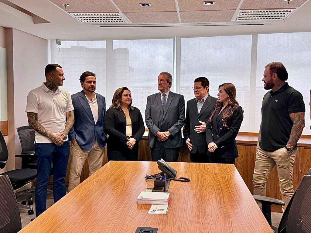 Senador Flávio Bolsonaro em reunião com lideranças do PL do Amazonas na sede do partido em Brasília para planejamento das eleições