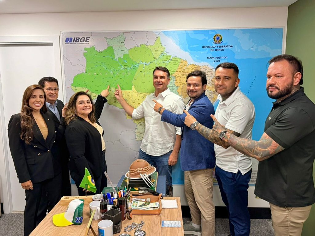 Senador Flávio Bolsonaro em reunião com lideranças do PL do Amazonas na sede do partido em Brasília para planejamento das eleições