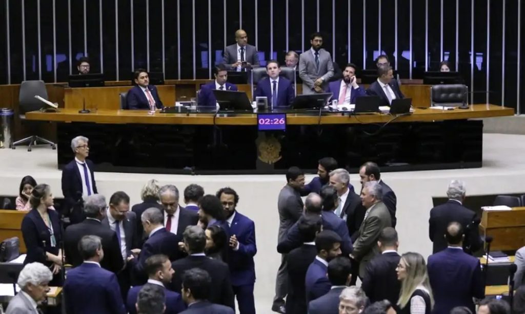 Plenário da Câmara dos Deputados durante sessão de votação do projeto de lei antifacção que aumenta penas para o crime organizado no brasil.