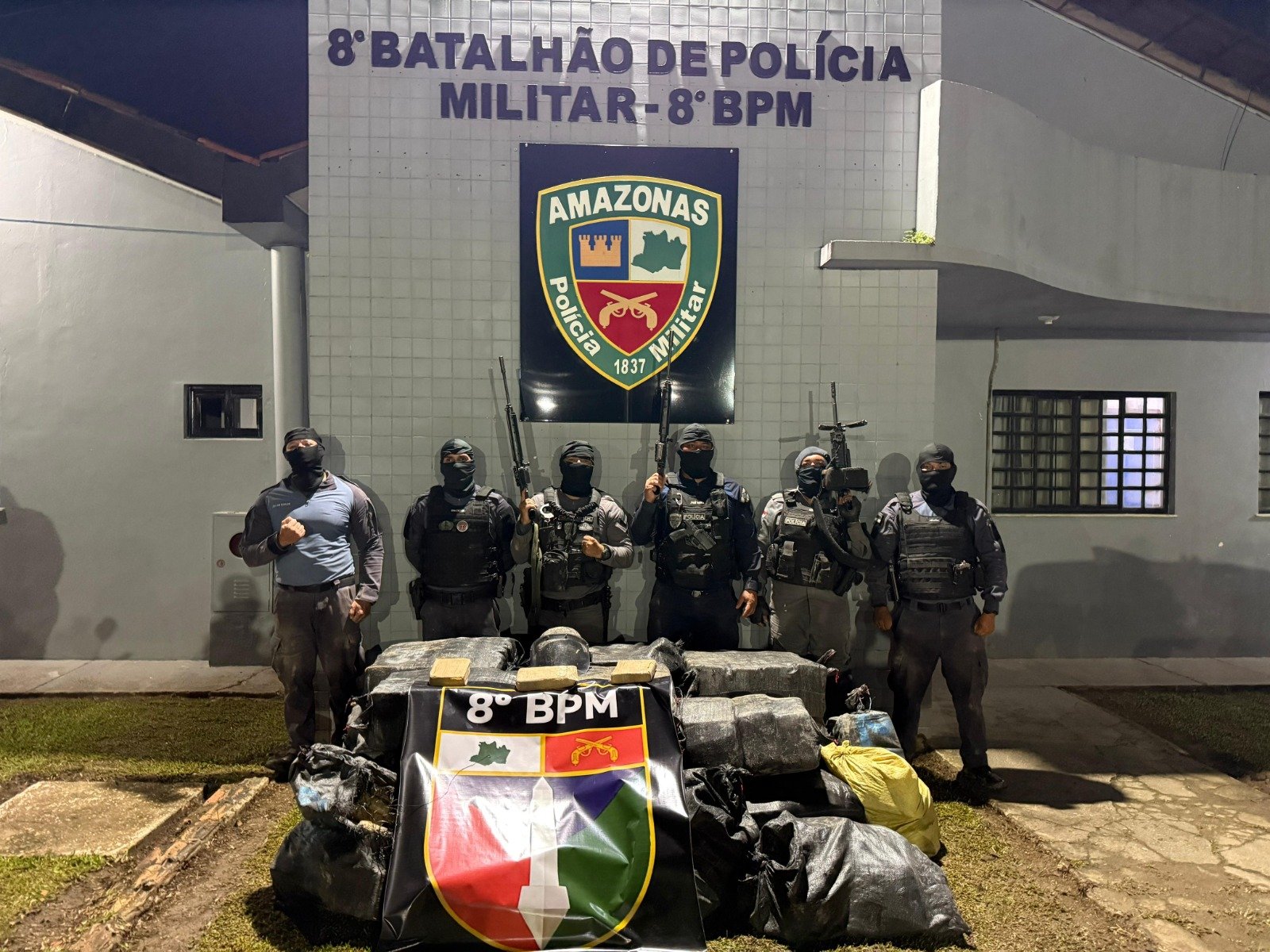 PMAM apreende 831kg maconha skunk no Alto Solimões após tiroteio com traficantes em lanchas rápidas. Suspeitos fugiram, abandonando droga em mata entre Tabatinga e São Paulo de Olivença. Material encaminhado à DIP Tabatinga. Denuncie pelo 190.