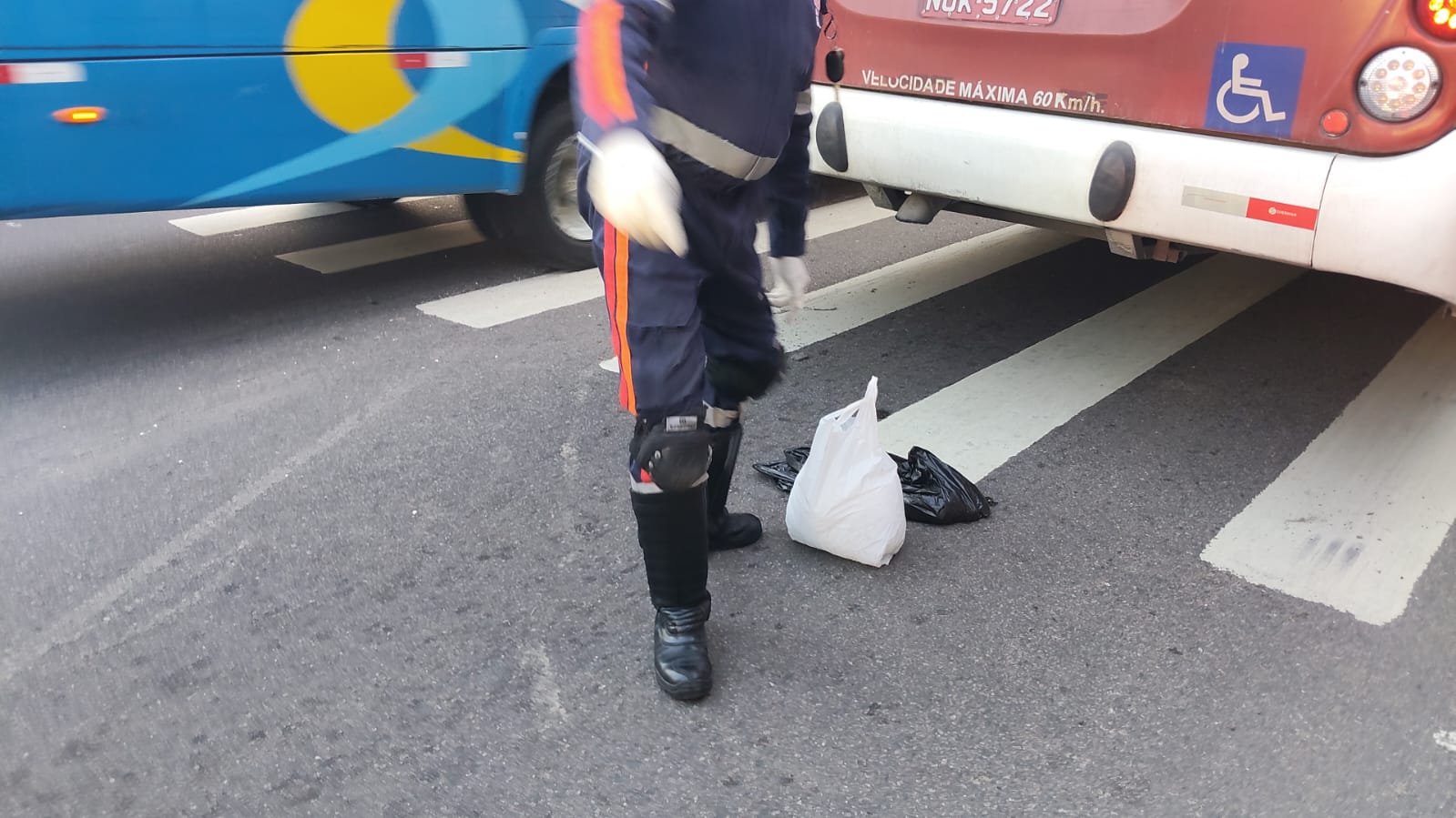 imagem do acidente entre ônibus na avenida Grande Circular em Manaus