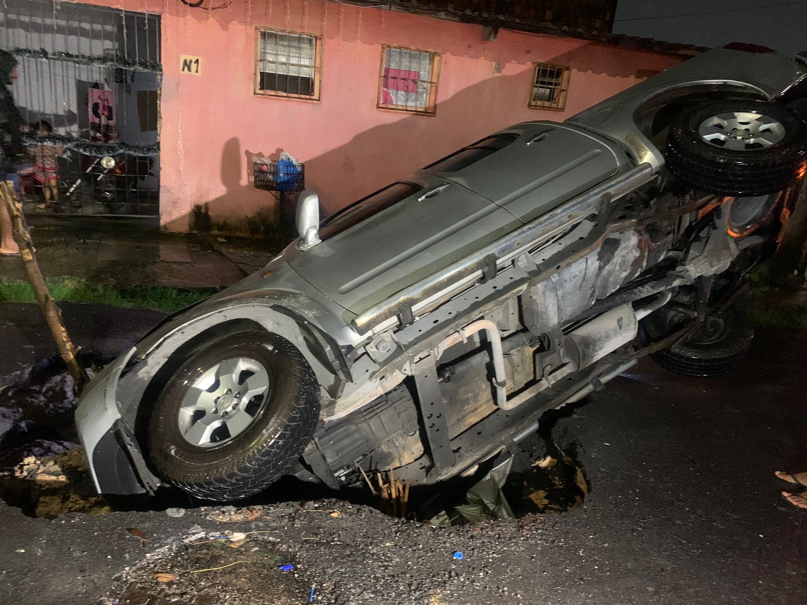 Carro caiu em buraco na zona norte de Manaus
