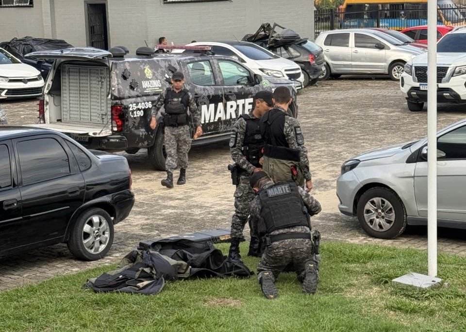 imagem de pistoleiro e arsenal apreendido pela polícia em Manaus