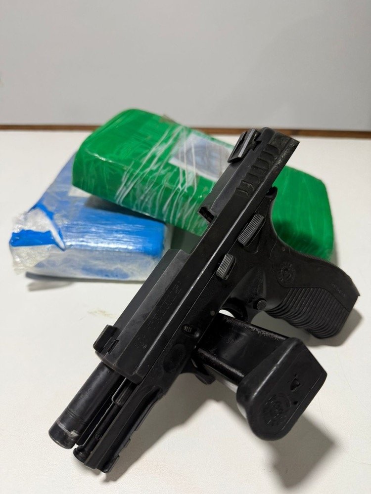 foto divulgação sobre apreensão de drogas e arma em jutai