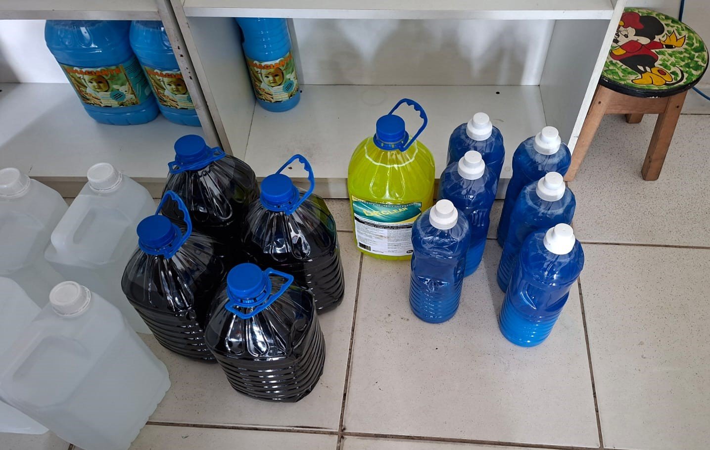 Ação de fiscalização fecha loja clandestina de produtos de limpeza em Manaus