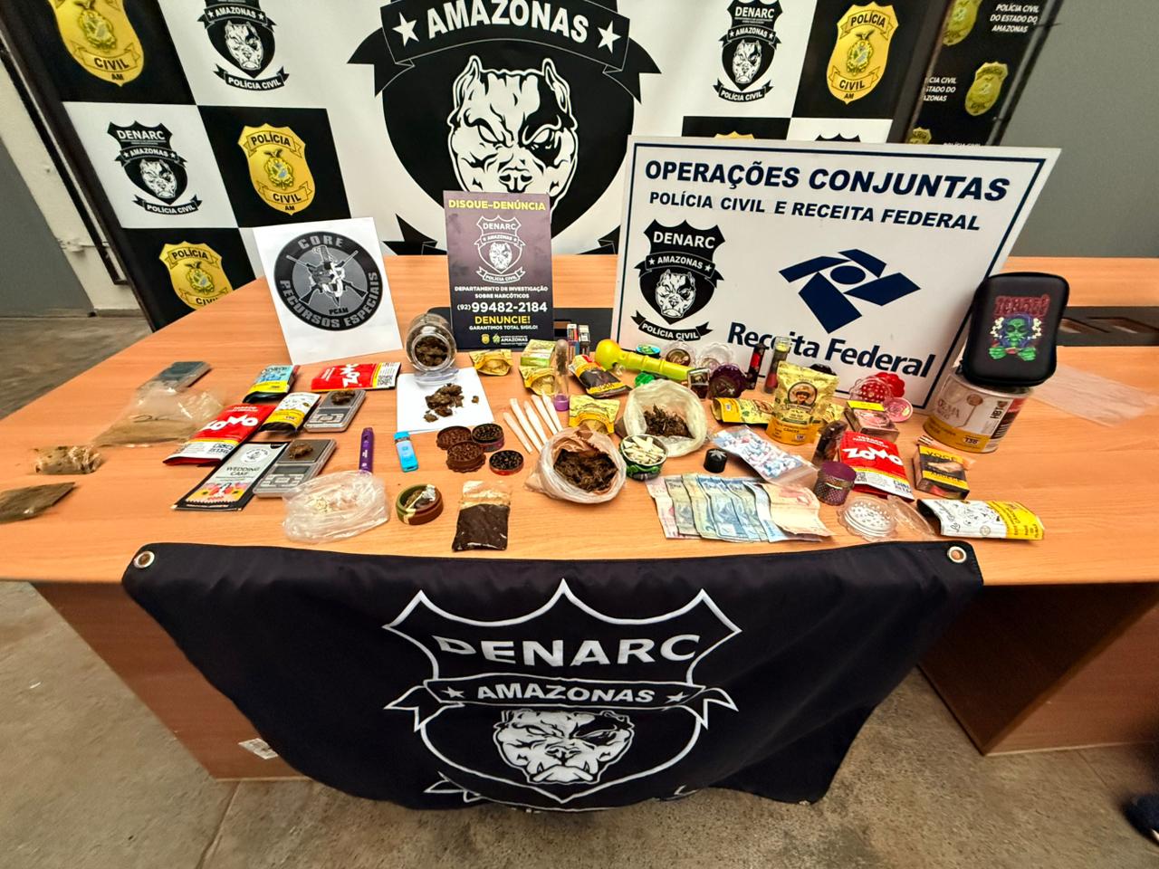 Foto da operação policial em Manaus com apreensão de drogas