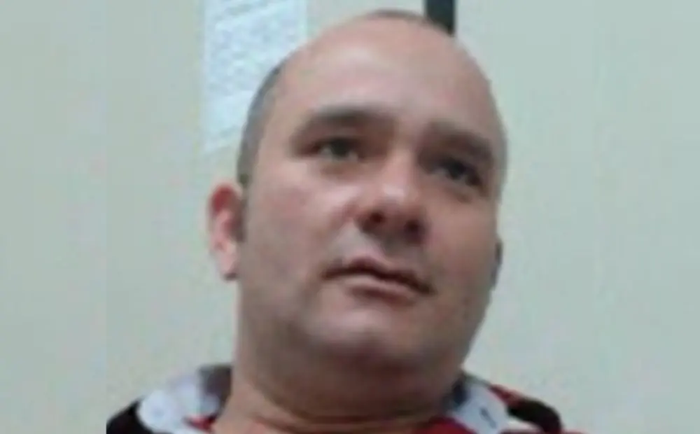 PC-AM via DEHS procura Alexsandro Queiroz Nobre, foragido por matar gerente Felipe Diniz em 2013 no Cophasa, Manaus. Crime motivado por disputa comercial de relógio após ameaças e ação judicial. Vítima identificou autor antes de morrer. Denuncie à polícia especializada.