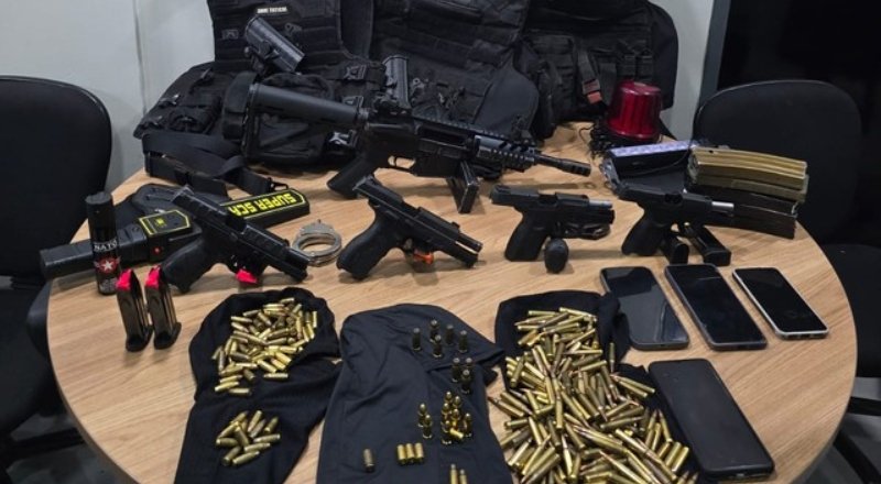 Embarcação e armamento apreendidos com policiais militares presos em flagrante no Rio Negro em Iranduba