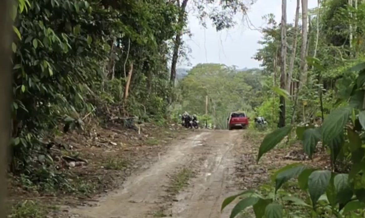 Local de crime no bairro Tarumãçu isolado pela polícia onde um policial militar e um amigo foram executados com tiros de fuzil.