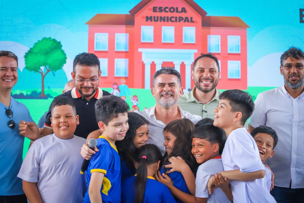 Cerimônia de abertura do ano letivo de 2026 em Manaus com a presença do prefeito David Almeida.