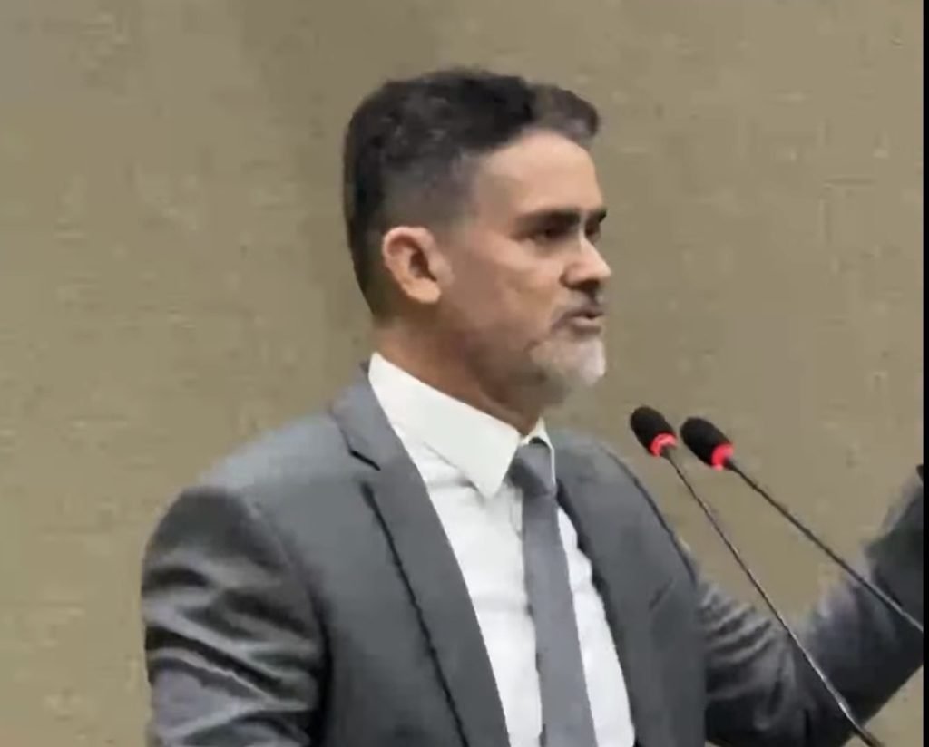 prefeito david almeida durante discurso na cmm sobre gestão e saúde