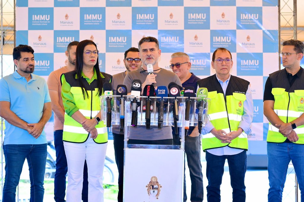 Entrega de novos ônibus com ar-condicionado em Manaus