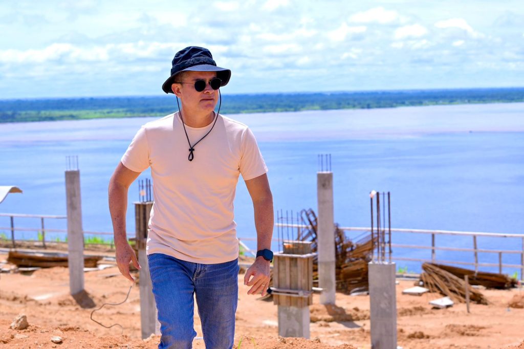 Prefeito David Almeida vistoria obras em Manaus