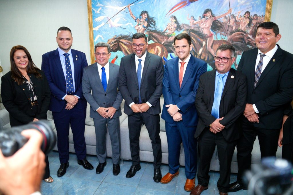 Foto da abertura dos trabalhos legislativos da Aleam com a presença de Renato Junior