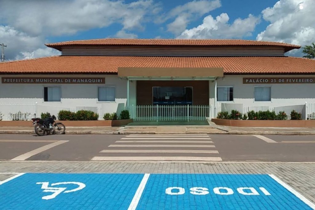Fachada da prefeitura de Manaquiri sob investigação do Ministério Público do Amazonas por falhas em editais de licitação