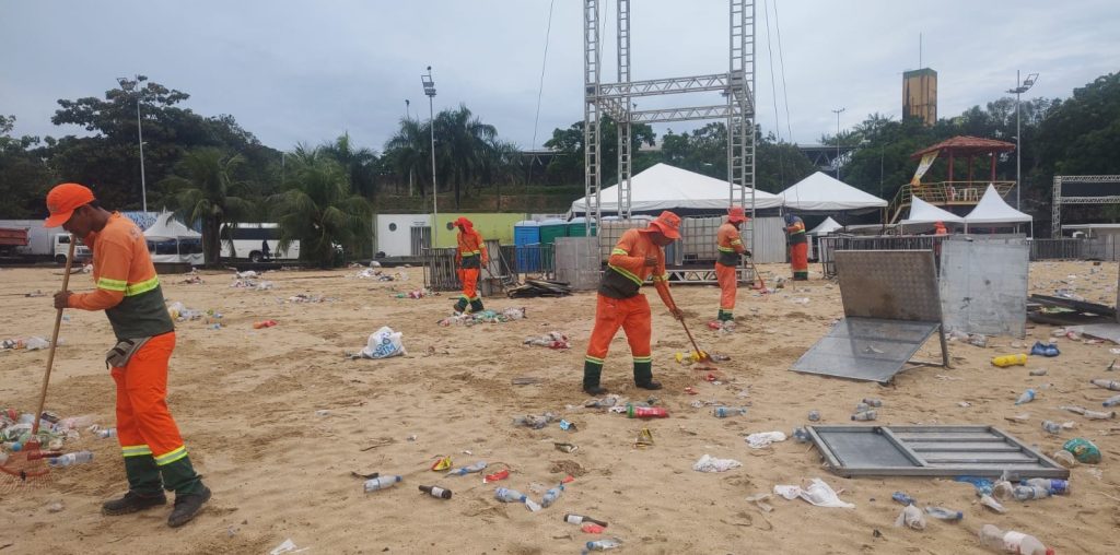 Operação de limpeza na praia da Ponta Negra em Manaus