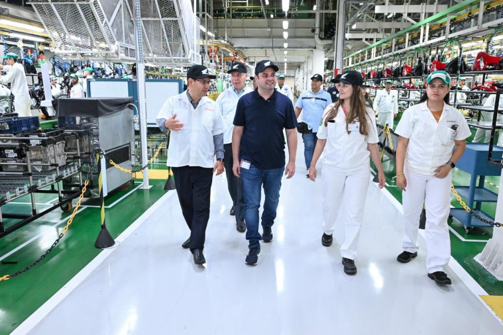 O deputado Roberto Cidade em frente a fabrica da Moto Honda celebrando o aniversario da Zona Franca de Manaus.