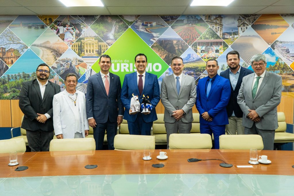 Presidentes dos bois Caprichoso e Garantido em reunião com o ministro do Turismo